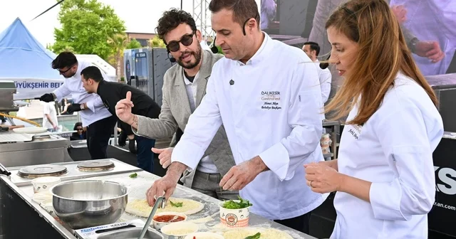 1.Uluslararası Balıkesir GastroFest te ziyaretçi akını Başkan Akın ve eşi ile Danilo Zanna dan Dört Peynirli performans Balıkesir Haberleri