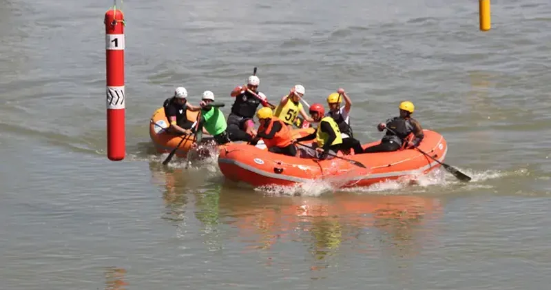 Okul Sporları Rafting Şampiyonası nda halay ve horon aynı alanda buluştu