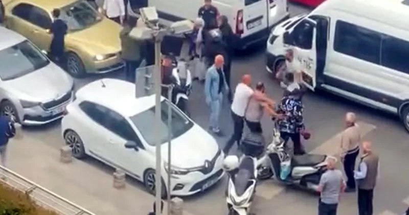Minibüsten inip motokuryeye tekme tokat saldırdılar: O anlar kamerada!