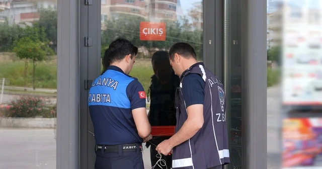 Alanya da tüketim tarihi geçmiş ürün satan zincir market mühürlendi Antalya Haberleri