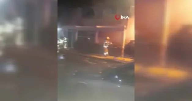Kadıköy de gece yarısı dehşet: Galeri önündeki araçlar alev alev yandı