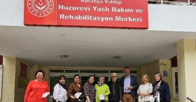 Kütahyalı kadınlar huzurevindeki yaşlılar için lif ördü Kütahya Haberleri