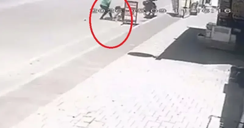 2 yaşındaki çocuğu, sokak ortasında tekmeledi