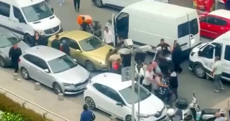 Esenyurt ta yol verme tartışmasında minibüsten inip kuryeyi dövdüler