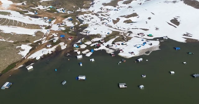 Erciyes te kar erimeye başladı; kuruyan gölün etrafındaki karavan ve çadırlar su altında kaldı Kayseri Haberleri