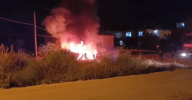 Park halindeyken alev alev yanan araç küle döndü Antalya Haberleri