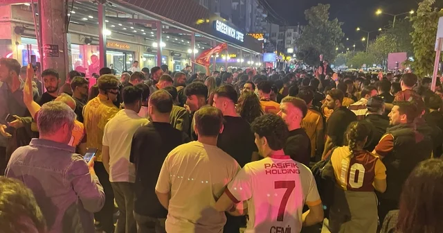 Galatasaray ın şampiyonluğu Bursa da kutlandı Taraftarlar son düdük ile beraber caddelere indi Bursa Haberleri
