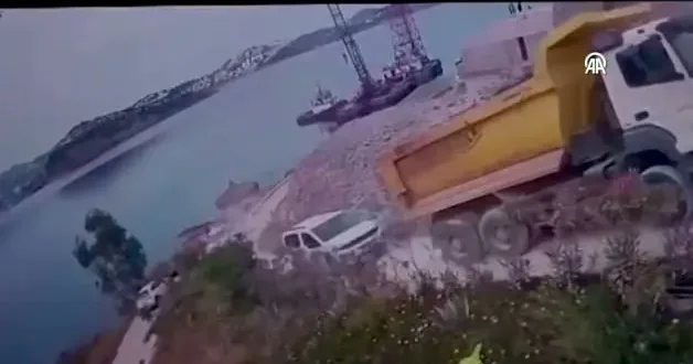 Bodrum da denize düşen hafriyat kamyonu az kalsın daha büyük faciaya neden oluyordu