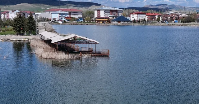 Göçmen kuşların durağı kuruma noktasına gelmişti, şimdi ise dolup taştı Sivas ta göçmen kuşlara ev sahipliği yapan Ulaş Gölü, geçtiğimiz yıllarda yaşanan kuraklık nedeniyle kuruma noktasına gelmişti, bu yıl ise dolup taştı Sivas Haberleri