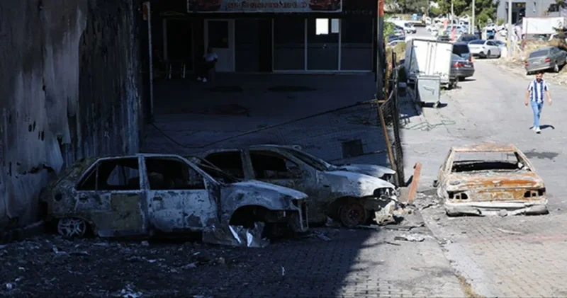 Kadıköy de mahalleliyi sokağa döken yangın: 4 araç hurdaya döndü