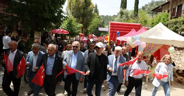 Güllübahçe de festival coşkusu başladı. Priene Kültür Festivali renkli görüntülerle kapılarını açtı Aydın Haberleri