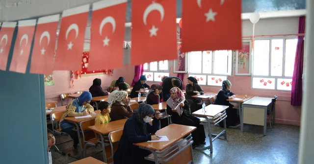 Mardin de anneler önce kitap okudu, ardından çocuklarının oturduğu sıralarda sınava girdi Mardin Haberleri