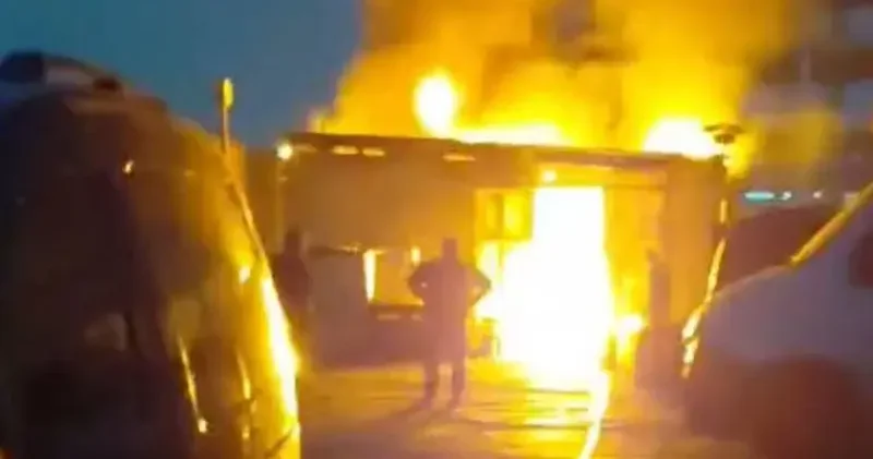 Zeytinburnu nda 4 katlı iş merkezinin çatısındaki kulübe alev alev yandı