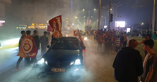 Şanlıurfa da Galatasaraylı taraftarlar Fenerbahçe nin maket tabutuyla şampiyonluk kutladı Şanlıurfa Haberleri