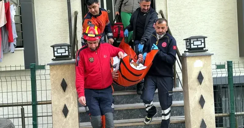 Avcılar da haber alınamayan 89 yaşındaki kadına kapı kırılarak ulaşıldı