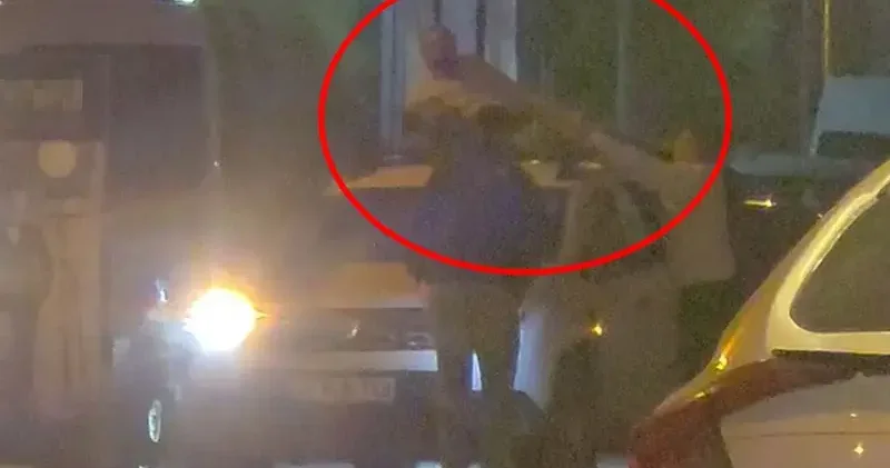 Otomobili durdurup üzerine çıktı; o anlar kamerada