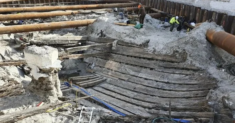 Sokağın ortasında inşaatın altından gemi enkazı çıktı Sözcü Gazetesi