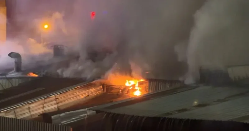 Arnavutköy de fabrika yangını: Alevler çevredeki yapılara sıçradı