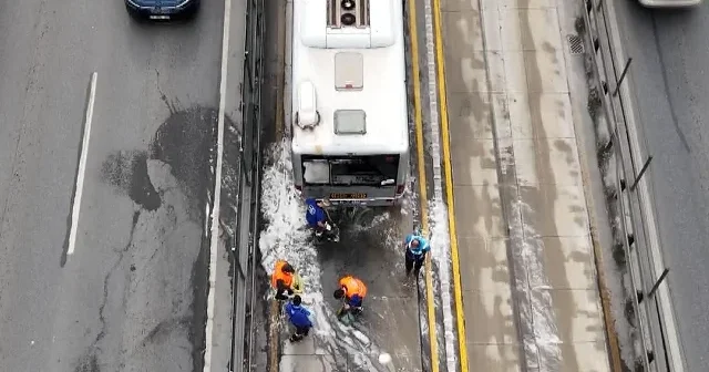 Avcılar da seyir halindeki metrobüste yangın çıktı VİDEO İZLE