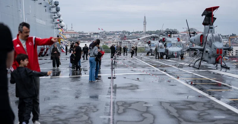 TCG Anadolu ya vatandaşlardan yoğun ilgi