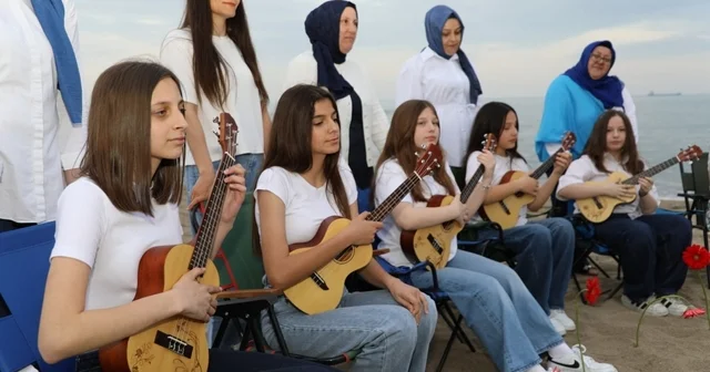 Minikler anneler için hem çaldı hem söyledi Hayatını kaybeden anneler için Karadeniz e karanfil bıraktılar Sakarya Haberleri
