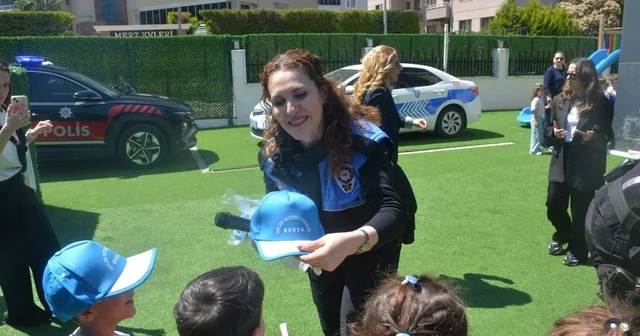 Bursa polisinden miniklere anlamlı ziyaret Minik kalplere güvenli gelecek için ziyaret Bursa Haberleri