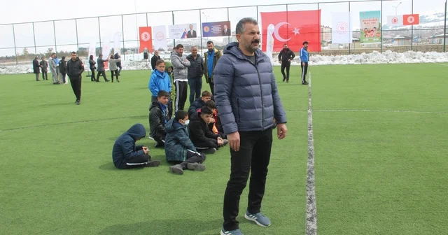 Vanlı eğitimciden şampiyonluklarla dolu 20 yıllık veda Van Fevzi Geyik Ortaokulu 20 yıllık çınarına şampiyonluklarla veda ediyor Van Haberleri