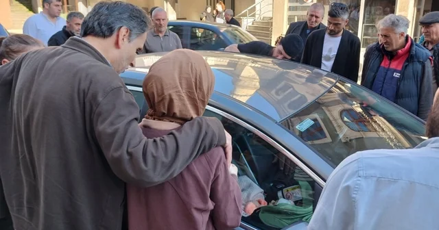 Bebek arabada kilitli kaldı; genç anne büyük korku yaşadı Çilingirci tarafından açılan kapılar anneyi bebeğine kavuşturdu Trabzon Haberleri