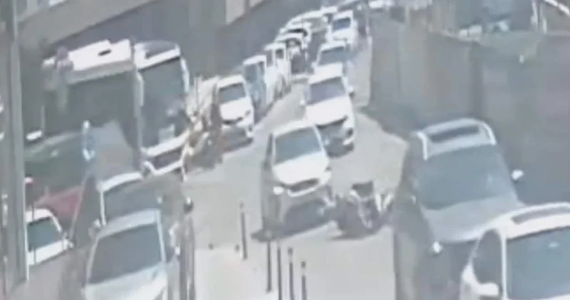 Pendik’te yırtılan afiş kazaya neden oldu: Motosikletli kadın hastanelik oldu