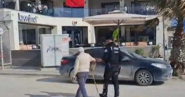 Hatay da polisin, yolun karşısına geçmekte zorlanan kişiye yardım ettiği anlar kamerada Hatay Haberleri