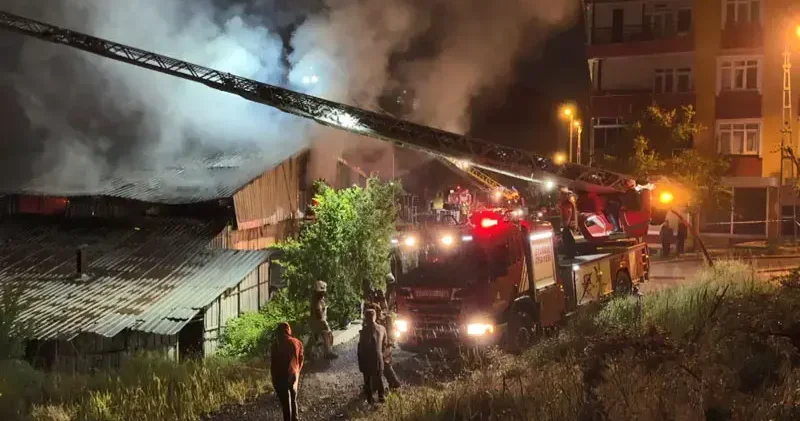 Arnavutköy’de ahşap kalıp üretim tesisinde çıkan yangın söndürüldü