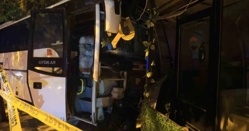 Alkollü sürücü dehşet saçtı: Minibüs iş yerine daldı Hatay Haberleri