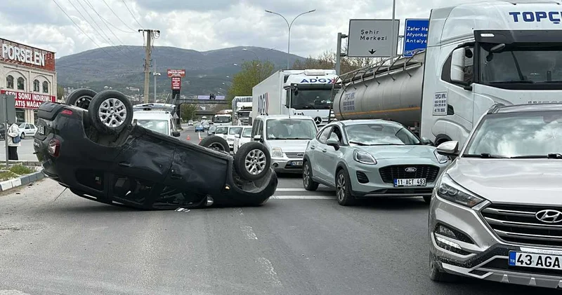 Kavşakta zincirleme kaza! 2’si çocuk 3 yaralı
