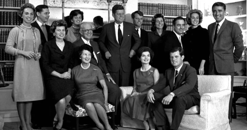 Kennedy Laneti: Suikastler, kazalar ve skandallarla çevrilen Amerika nın en ünlü ailesinin hikayesi