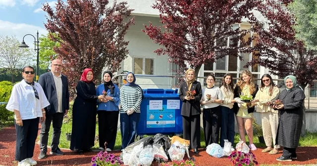 Gençlerden örnek hareket: Çöp topladılar, bahçeyi güllerle süslediler Sakarya Haberleri