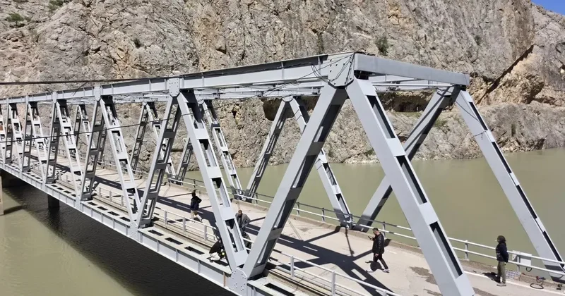 Kemaliye’de Şırzi Köprüsü akşam turizmine hazırlanıyor