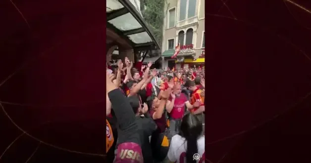 Galatasaray taraftarı Beyoğlu’nda Antalyaspor karşılaşmasını bekliyor