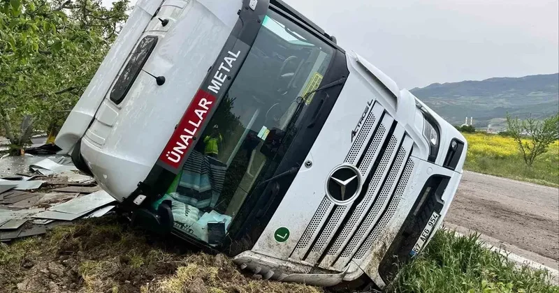 Bilecik’te kontrolden çıkan tır devrildi