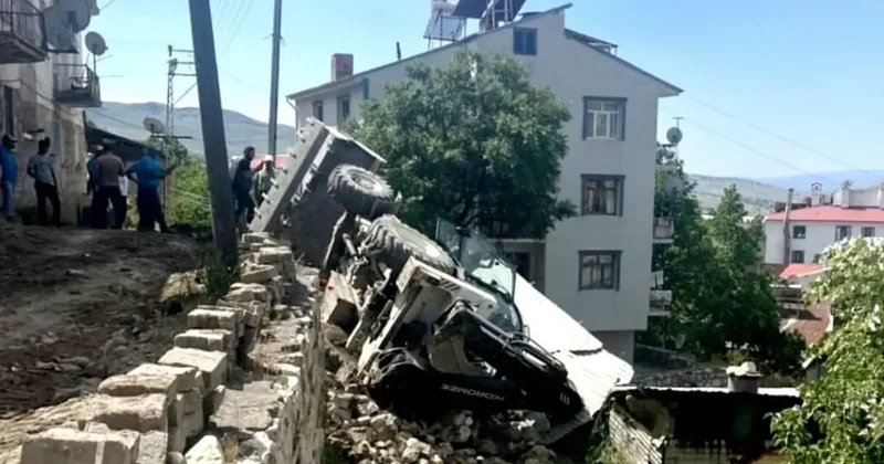 Çemişgezek’te iş makinesi devrildi