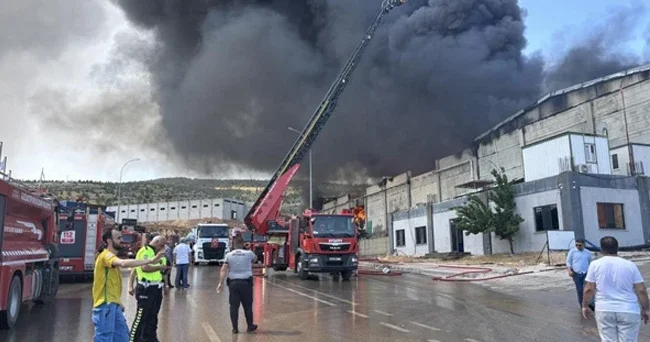 Gaziantep’te fabrika yangını: Ekiplerin müdahalesi sürüyor