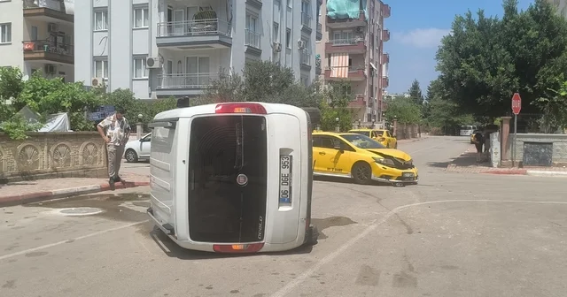 Taksi ile çarpışan hafif ticari araç yan yattı: Sürücünün burnu bile kanamadı Antalya Haberleri