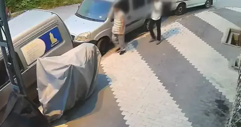 Arnavutköy de park halindeki minibüsün çalındığı anlar kamerada; 1 1,5 dakika arasında çalıyorlar