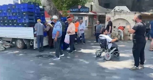 Halde alıcı bulamadığı 4 ton domatesi vatandaşlara ücretsiz dağıttı Antalya Haberleri
