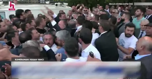 CHP de grup toplantısı öncesi tansiyon yükseldi: TBMM Dikmen Kapısı nda gerginlik yaşandı