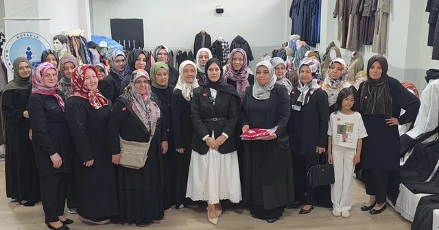 Ev ekonomisine katkı sağlayan ürünler sergilendi Türk bayrağı dikimi serginin en anlamlı köşesi oldu Kütahya Haberleri