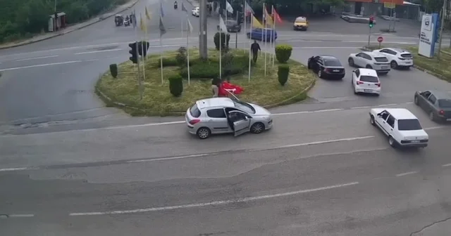 Rüzgarda ipi kopan Türk bayrağını vatandaşlar korudu Hatay Haberleri