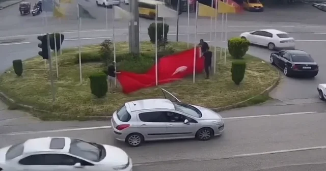 Düşen Türk bayrağını yerde bırakmadılar: Hataylı vatandaşlardan duygulandıran duyarlılık VİDEO İZLE