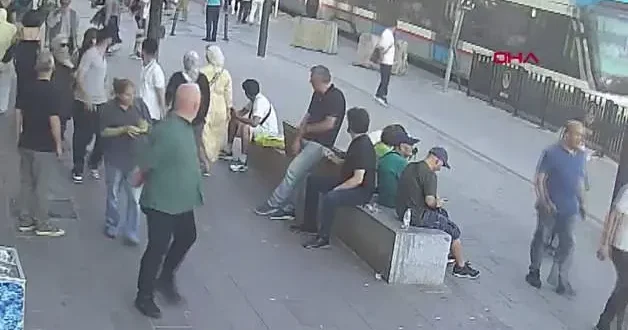 Fatih te 6 yaşındaki çocuk tramvayın altında kalarak hayatını kaybetti