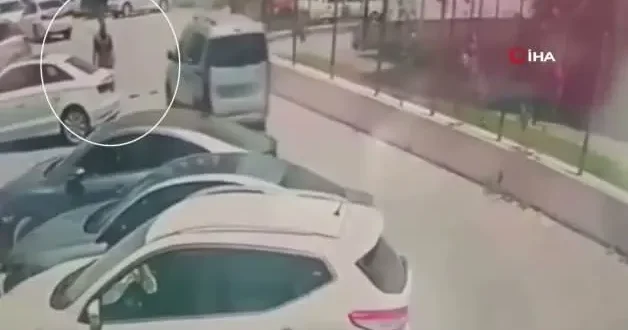Kadına bıçak çeken korkak yakalandı! Dehşete düşüren anlar kamerada