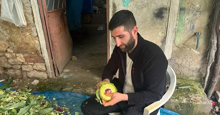 1 günde bin adet enginar soyuyor! Aylık kazancı dudak uçuklattı